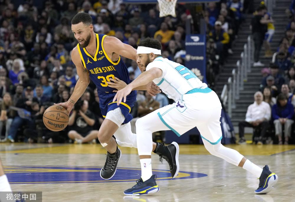 双方球员在 双方球员在